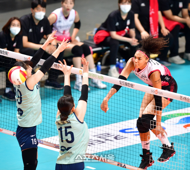 GS 블로킹 무위로 만드는 엘리자벳[포토]