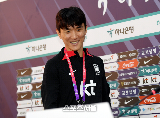 [포토] 황인범 '미소 머금고 입장'