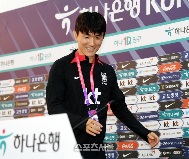 [포토] 웃으며 기자회견장 들어서는 황인범