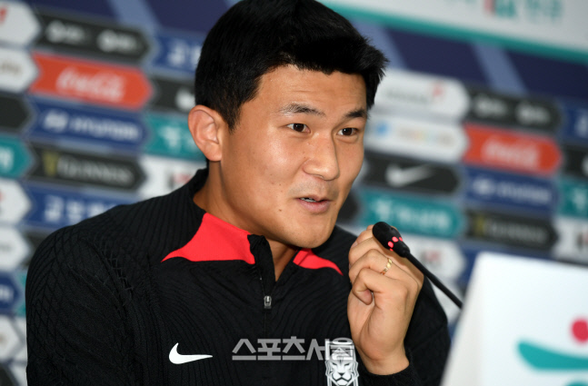 [포토] 김민재 '떨리는 기자회견'