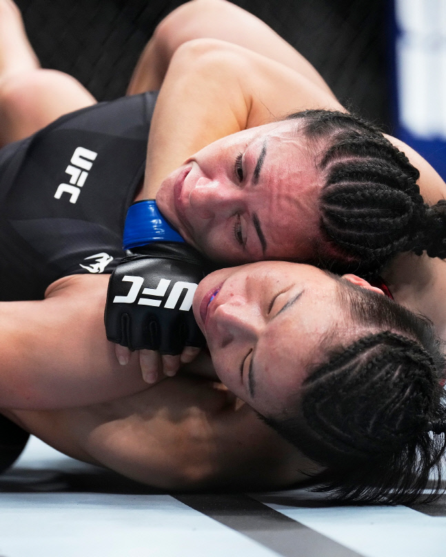 '中國魔女' 장 웨일리, 에스파르자를 리어네이키드초크로 꺾고 2년만에 챔피언 벨트 탈환해