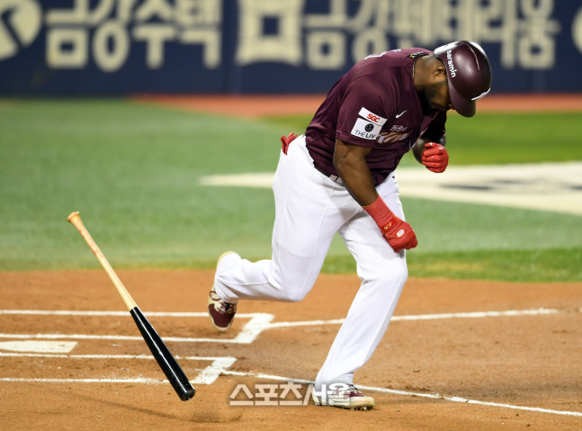 [포토]득점 기회 놓친 키움 푸이그, 배트를 바닥에...