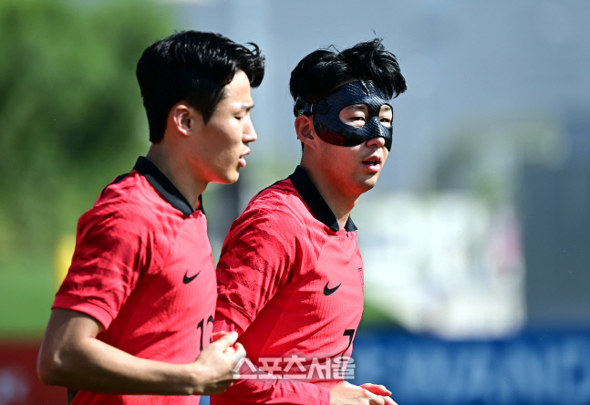 [포토] 손흥민, 마스크 쓰고 훈련 합류