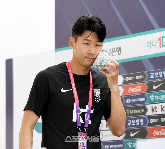 [포토] 기자회견장 들어서는 손흥민