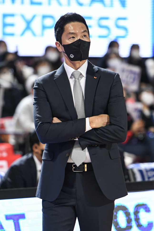 "너무 몰빵 농구했다" 1라운드 부진 원인 찾은 SK 전희철 감독[SS인터뷰]