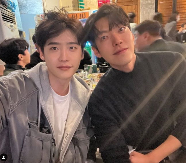 '열애설' 났던 절친 김우빈-이종석, 반짝이는 10년 우정 투샷