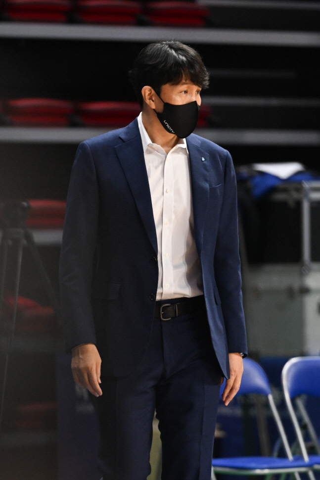 발톱 숨기고도 '알아서' 공동 1위...우리은행, 진짜는 이제부터다 [SS 집중분석]