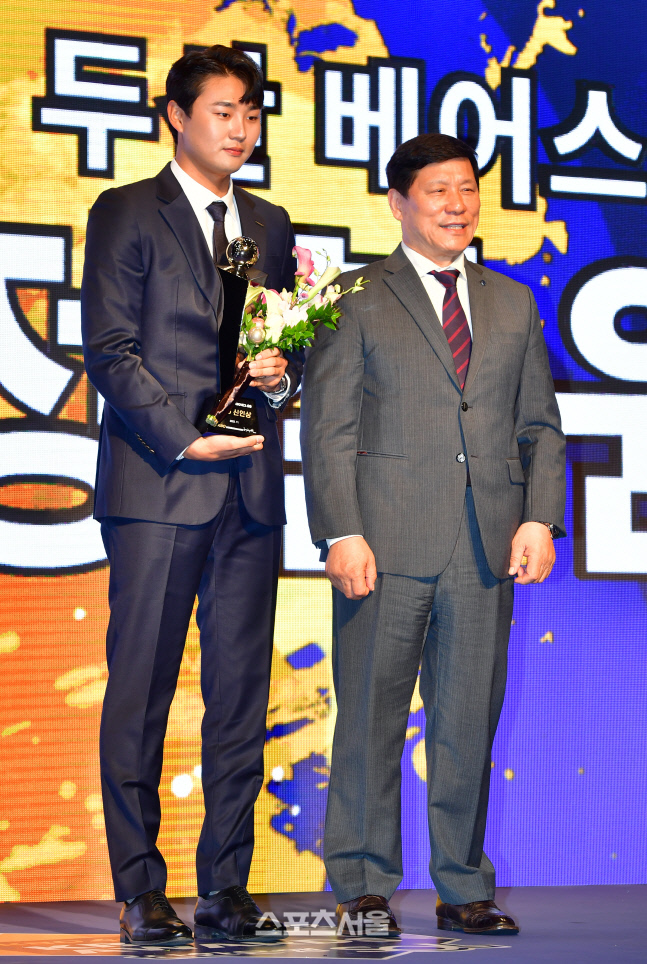 올해의 신인상 두산 정철원 2022KBO어워즈[포토]