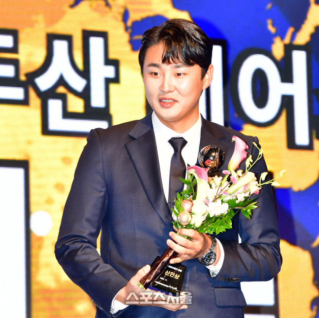 올해의 신인상 두산 정철원, 미소가 절로[포토]