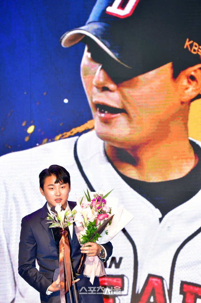 KBO어워즈 올해의 신인상 두산 정철원[포토]
