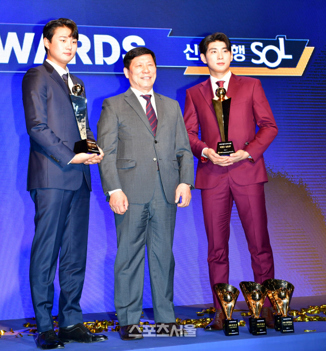 신인상 정철원과 MVP 이정후, 허구연 총재와 기념촬영[포토]