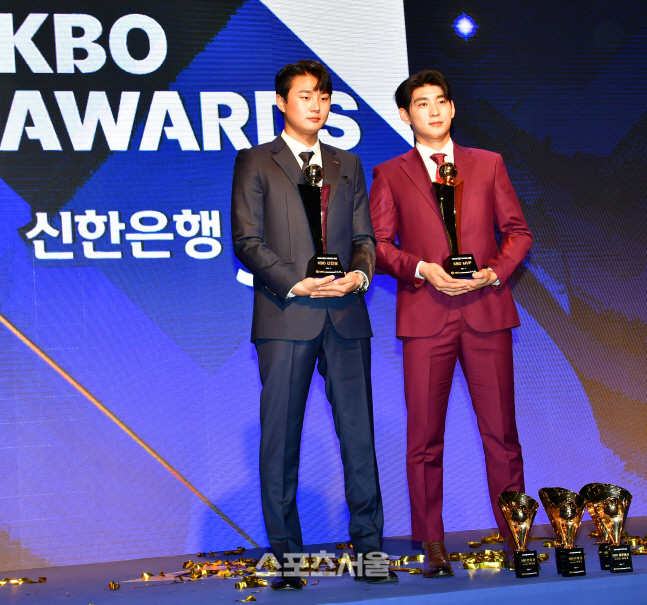 신인상 정철원과 MVP 이정후[포토]