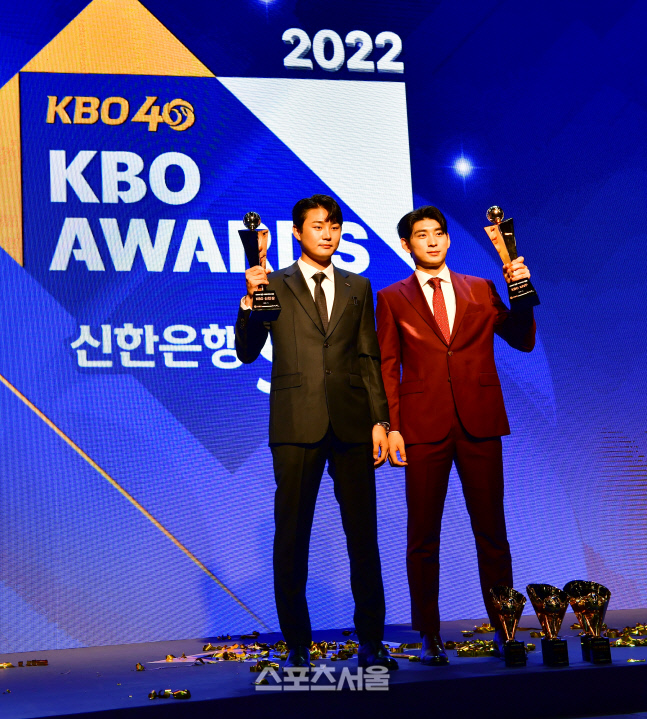 신인상 정철원과 MVP 이정후[포토]