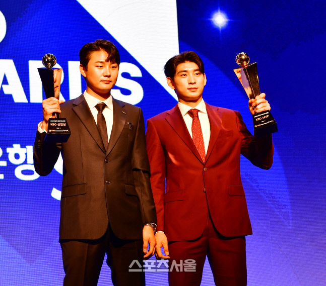 신인상 정철원과 MVP 이정후[포토]