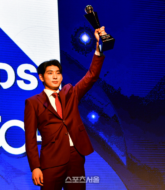 \'트로피에 키스\' MVP 이정후[포토]