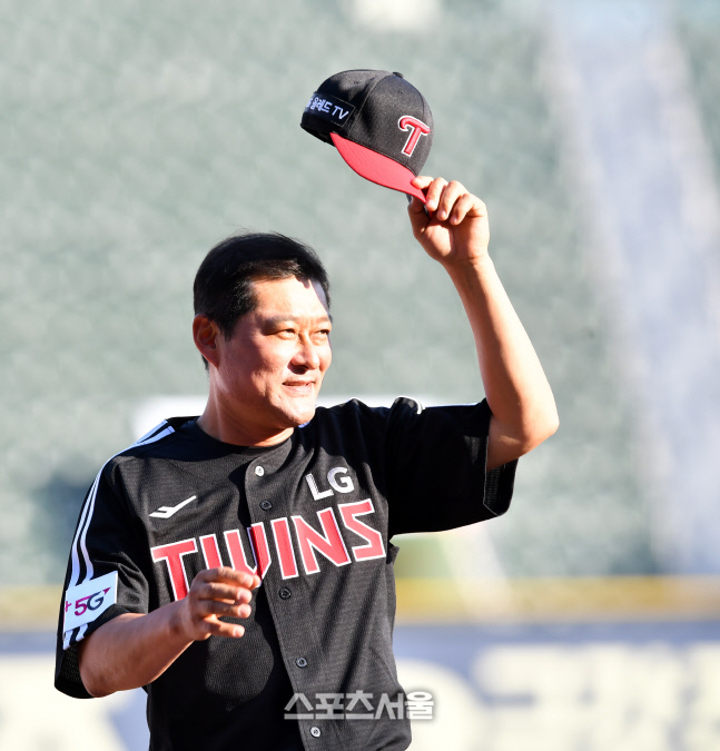 팬들에 인사하는 북부 이종범 감독[포토]