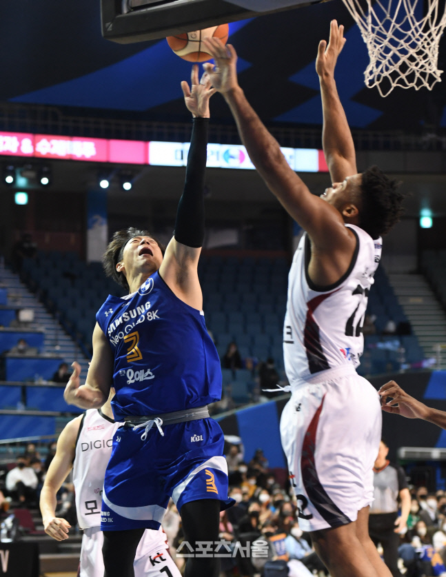 [포토]삼성 이정현, 과감한 레이업슛