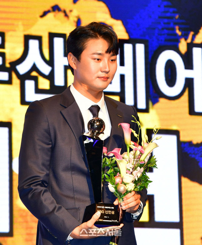 올해의 신인상 두산 정철원, 미소가 절로[포토]