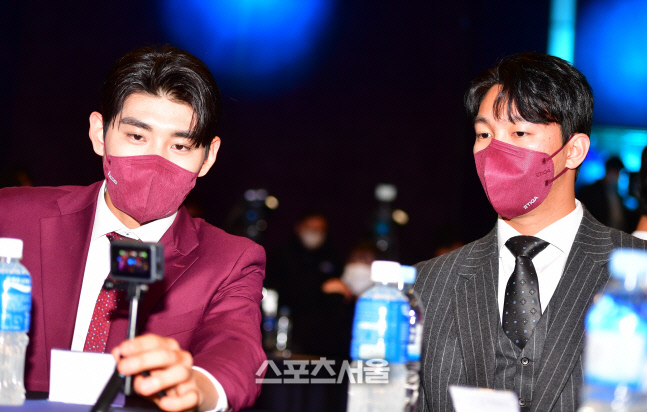 KBO어워즈  이정후와 안우진 \'오늘 우리도 촬영기사 \'[포토]