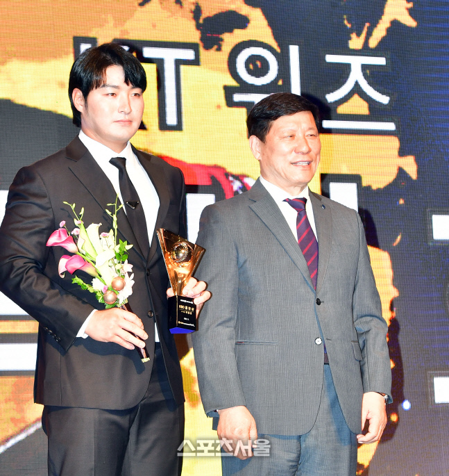 홈런상 KT위즈 박병호, 2022KBO어워즈[포토]