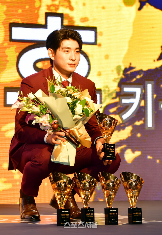 '득표율 97.2% 이정후, 이종범 이어 사상 첫 '부자 MVP'...신인왕은 정철원 [KBO시상식]