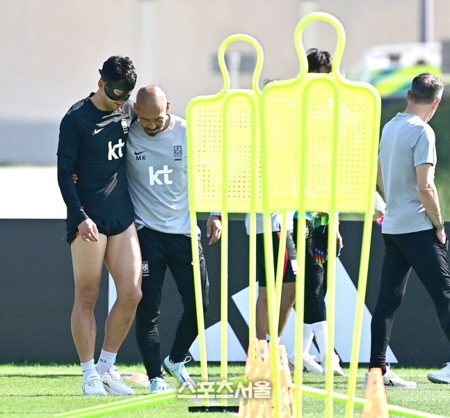 [포토] 손흥민, 마이클 킴 코치와 다정하게