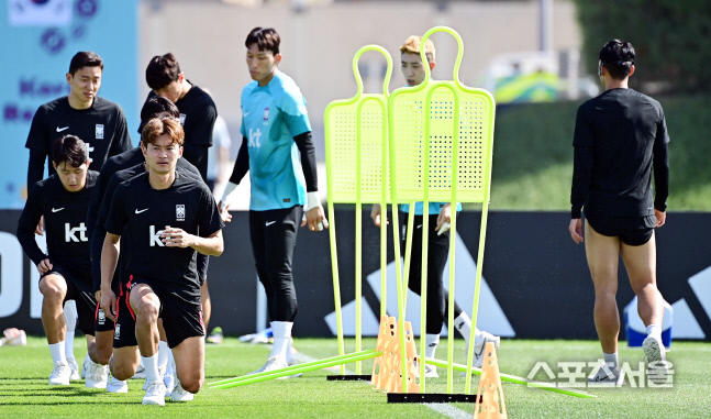 [포토] 김진수 \'동료들과 워밍업\'