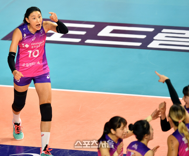 '내가 누구?' 환호하는 김연경[포토]