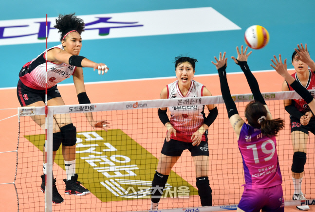 김연경-이주아 블로킹 뚫는 KGC 엘리자벳 [포토]