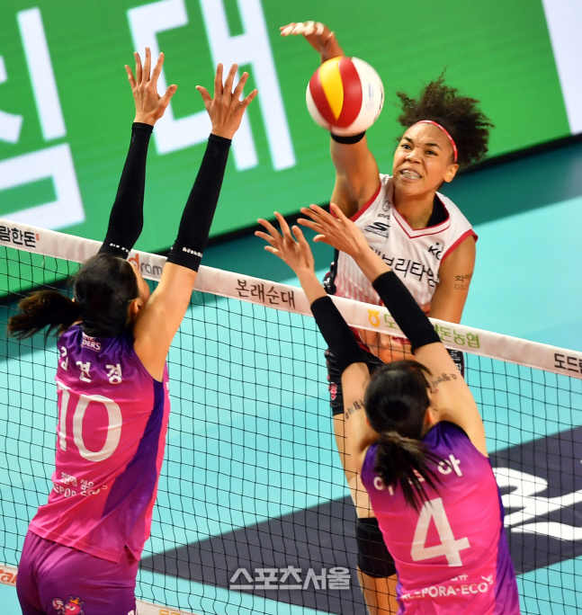 김연경-이주아 블로킹 뚫는 엘리자벳 [포토]