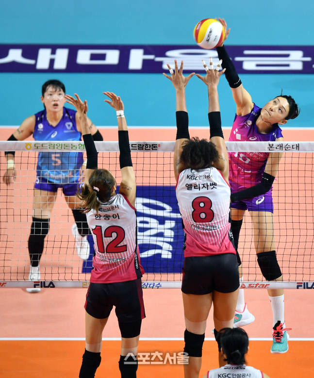 '한송이-엘리자벳' 블로킹을 향해 강타터트리는 김연경 [포토]