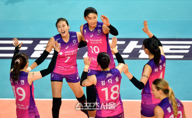 매치포인트 김연경, 동료들과 자축[포토]