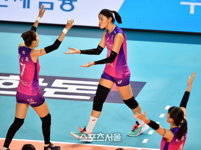 '나 오리 변신해도 너무좋아!' 마지막 매치포인트 따낸 김연경[포토]