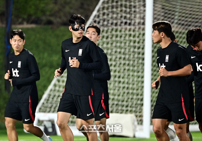 [포토] 손흥민-황희찬 \'이야기꽃\'
