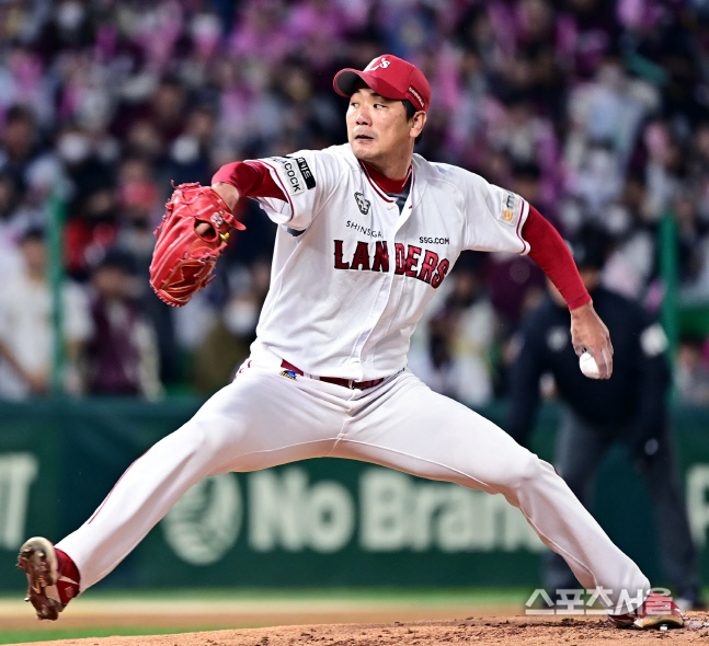 [포토] KS 5차전서 역투하는 김광현