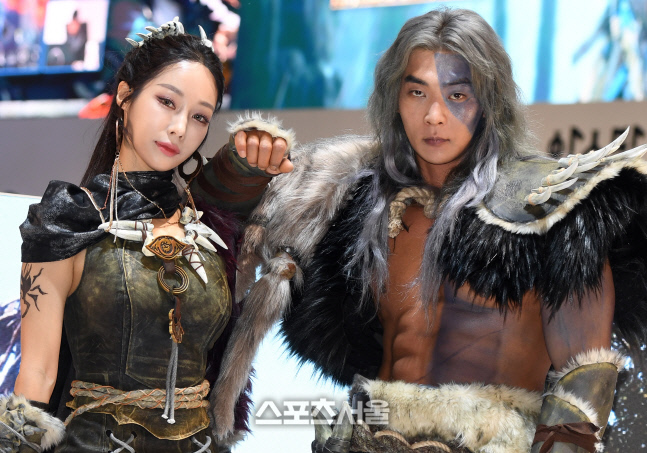 지스타를 뜨겁게 달군 은지예와 김현, 아스달 연대기의 탄야와 타곤이기 때문에! [이주상의 e파인더]