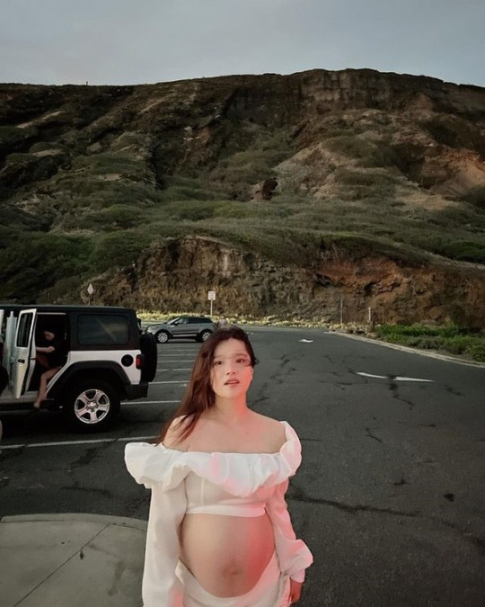 벤, 아름다운 D라인 공개..하와이 셀프 만삭 사진[★SNS]