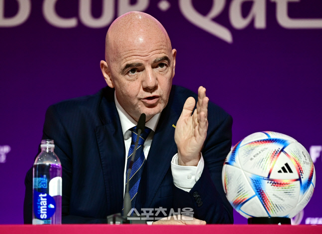 [포토] 기자회견하는 인판티노 피파 회장