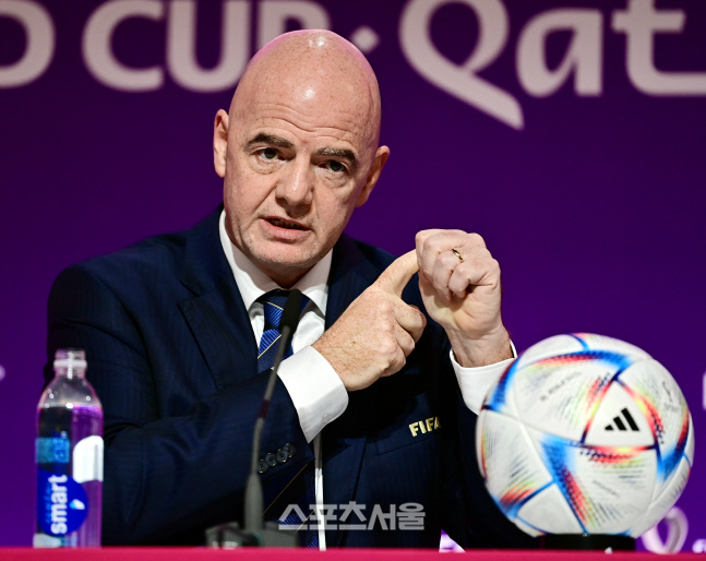 [포토] 기자회견하는 인판티노 FIFA 회장