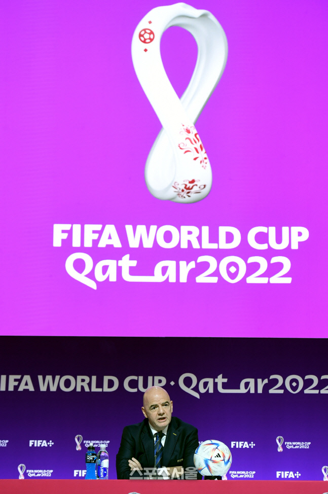 [포토] 기자회견하는 인판티노 FIFA 회장