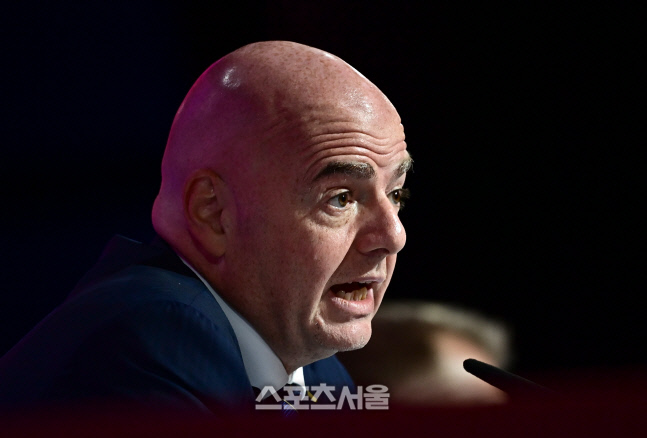 [포토] 기자회견하는 인판티노 FIFA 회장