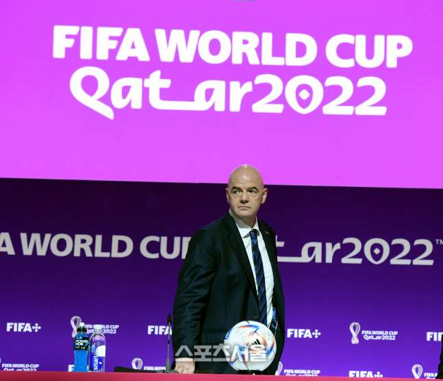 [포토] 기자회견장 입장하는 인판티노 FIFA 회장