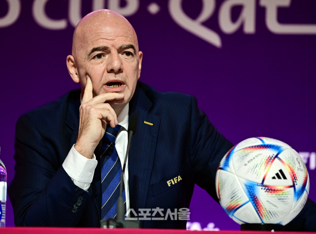 [포토] 인판티노 FIFA 회장 '심각한 표정으로 기자회견'