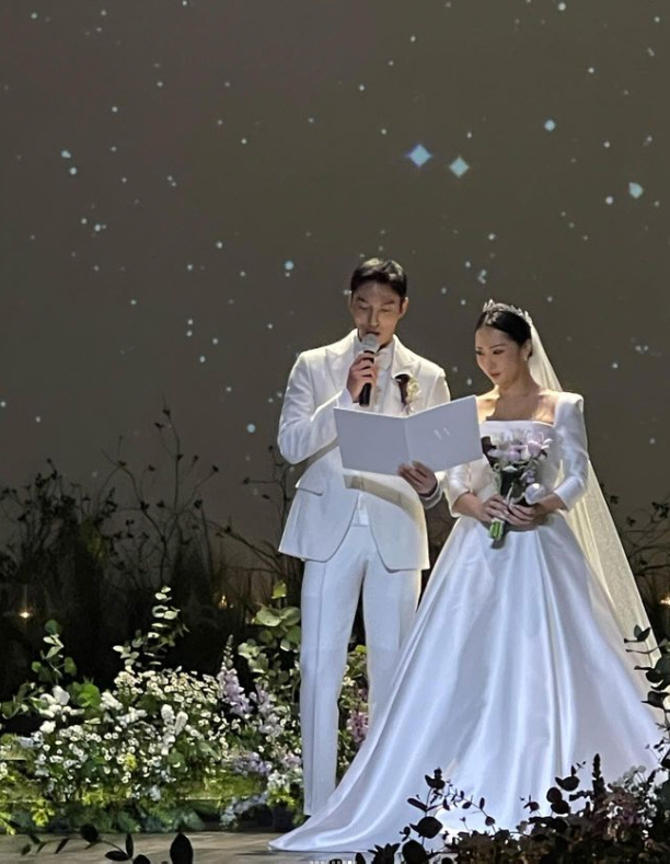 면사포 쓰고 춤춘 허니제이, 물개박수 남편. 신난 결혼식 현장