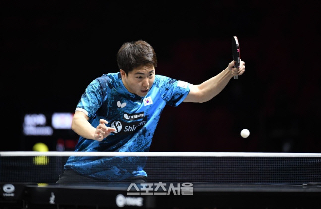 '왼손 백핸드 달인' 임종훈, 中 새 강자 왕추친 격파...신유빈 전지희는 탈락 [아시안컵]