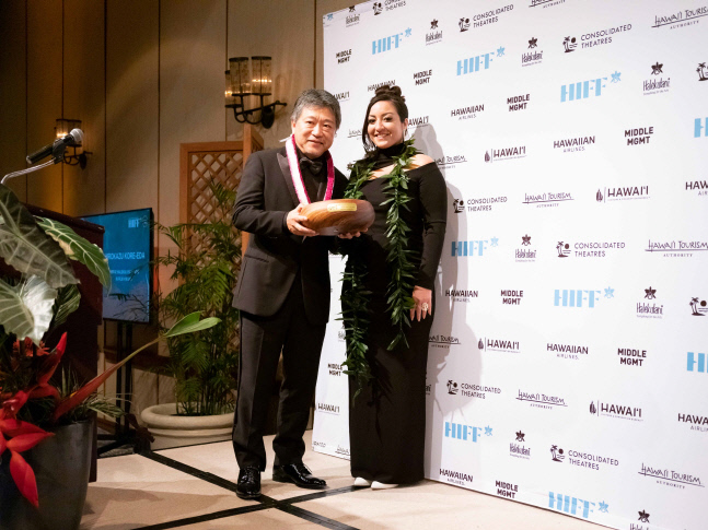 아이유의 '브로커' 하와이 국제영화제 수상 이어 폐막작 장식