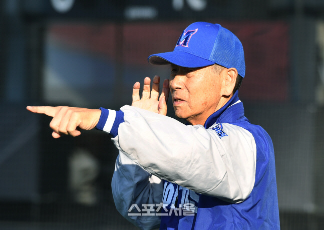 [포토]'최강야구' 몬스터즈 이끄는 김성근 감독