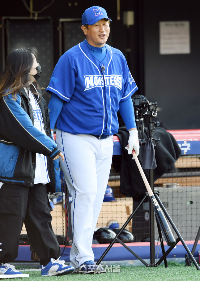 [포토]'최강야구' 몬스터즈 합류한 이대호, 싱글벙글