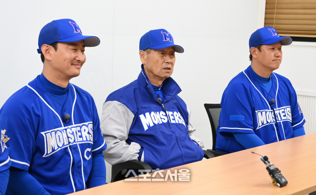 [포토]김성근 감독과 박용택-이대호, 두산과의 경기를 앞두고...