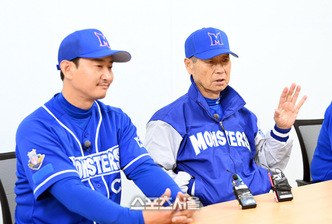 [포토]'최강야구' 몬스터즈의 김성근 감독과 박용택